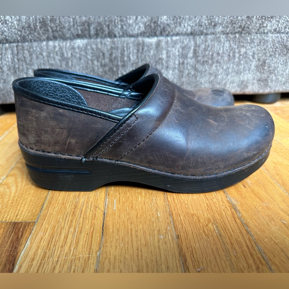 Dansko women’s pro leather clogs (antique brown)